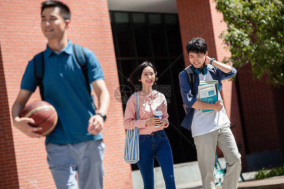 刚下课后的大学生步行在校园里图片