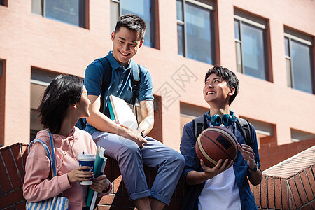 刚下课的大学生在校园里闲聊图片