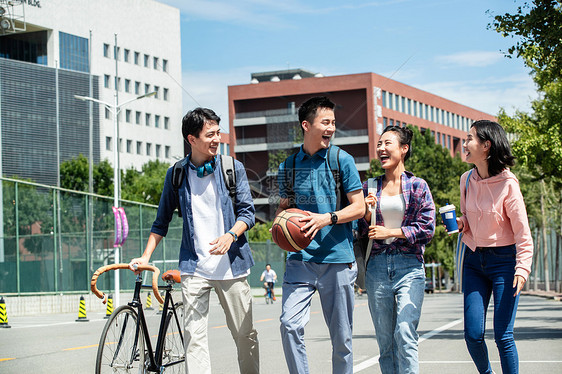 快乐兴奋的大学生在校园里步行图片