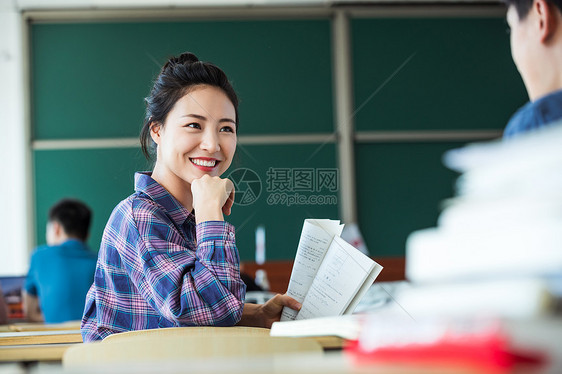 教室里回头讨论的大学生图片