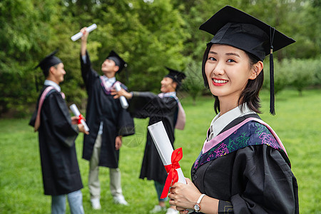 文化交流穿着学士服的大学生们背景