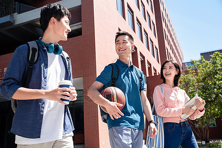 青年人下课后的大学生步行在校园里图片