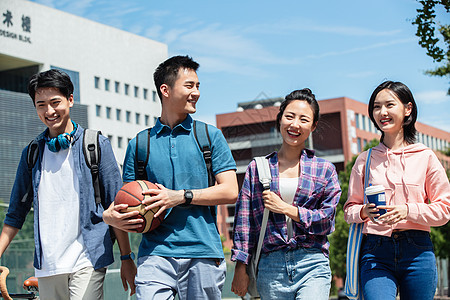 背书包快乐的大学生在校园里步行图片