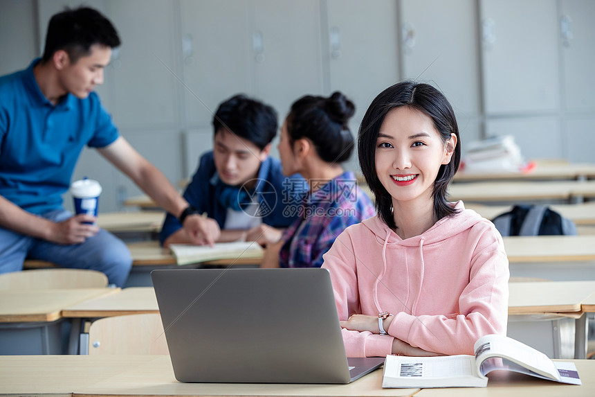 青年大学生在教室内自习图片