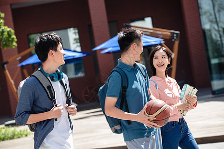 下课后的大学生步行在校园里图片