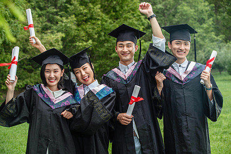 户外兴奋的穿着学士服大学生图片