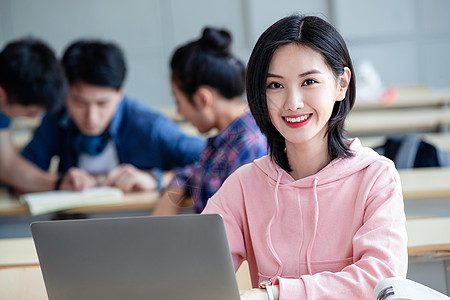 学习交流大学生在教室内自习背景