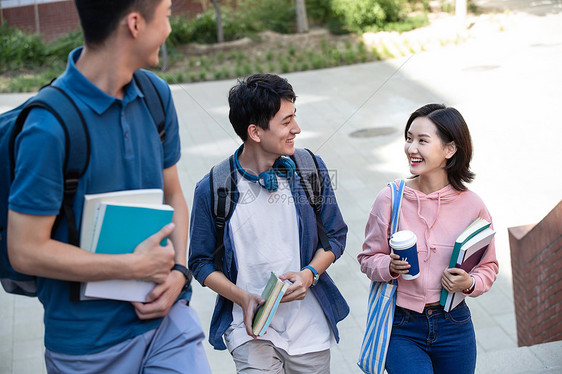 下课后的大学生在校园里步行图片