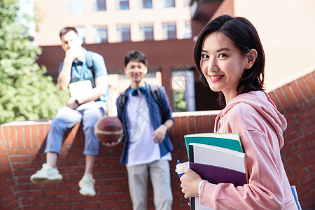 刚下课的大学生在校园里高清图片