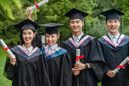 休闲活动户外穿着学士服的大学生们图片