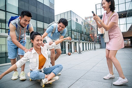 快乐的大学生在户外玩耍图片