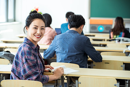 在教室内上课的青年大学生回头看图片