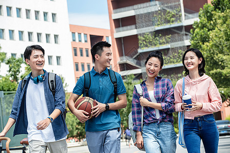 快乐的青年大学生在校园里步行图片