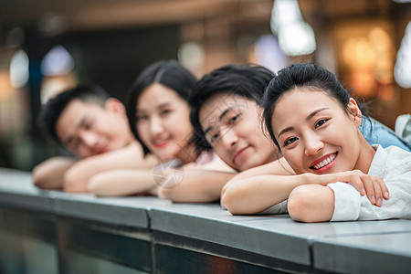 享乐表现积极高兴的快乐的大学生趴在台子上图片