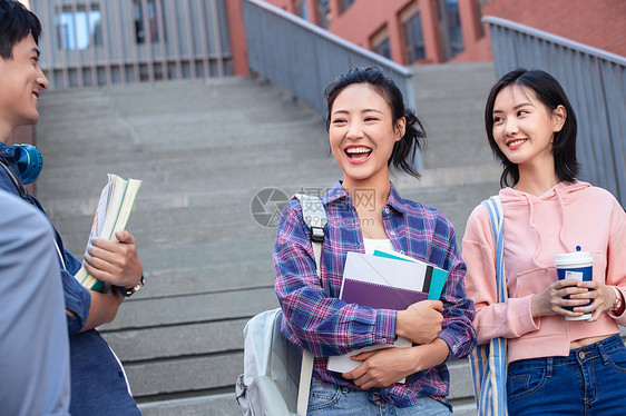 刚下课的青年大学生在校园里图片