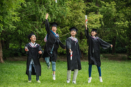 青年大学生穿着学士服庆祝毕业图片