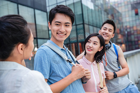 户外四个大学生一起闲聊图片