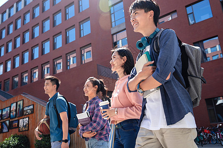 校园里赶去上课的大学生图片