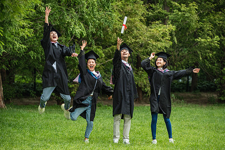 大学生穿着学士服庆祝毕业图片