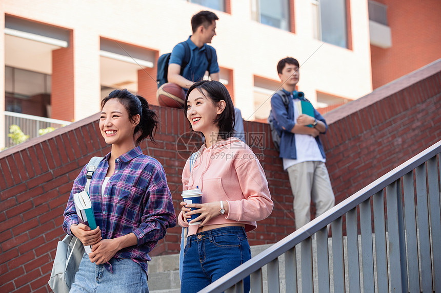 青年人刚下课的大学生在校园里图片