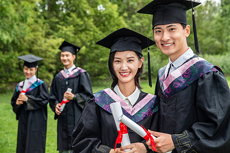 户外穿着学士服的大学生们图片