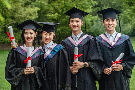 户外穿着学士服的大学生们图片