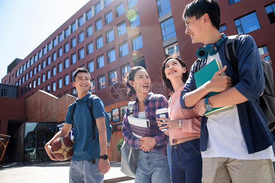 大学生情侣在校园里图片