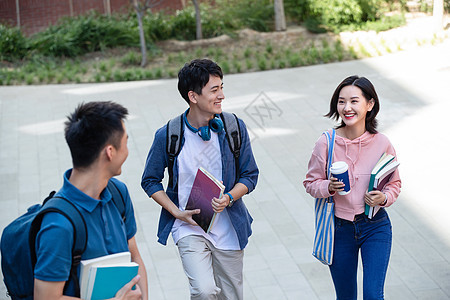 青年文化休闲人下课后的大学生在校园里图片