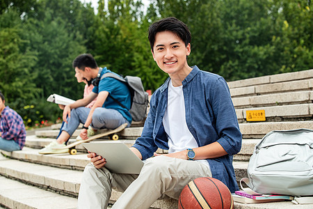 幸福快乐的大学生坐在台阶上学习图片