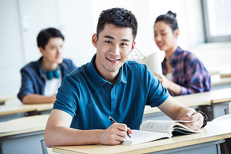 快乐满意水平构图大学生在教室内学习图片