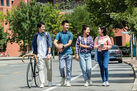 快乐的大学生在校园里步行高清图片