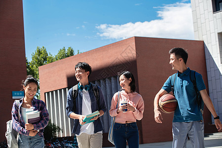 文化交流下课后的大学生情侣在校园里背景