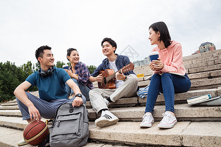 20到24岁公园青年文化年轻的大学生坐在台阶上闲聊图片