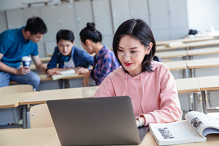 女人书欢乐大学生在教室内自习图片