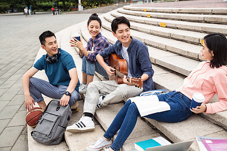 男朋友吉他年轻的大学生坐在台阶上闲聊图片
