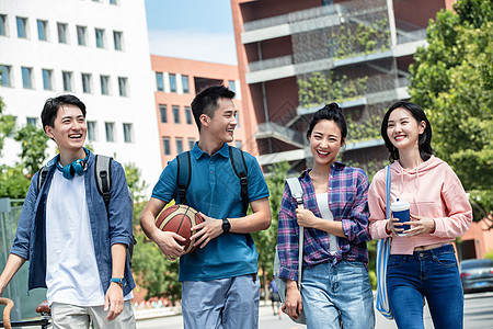 青年文化快乐的大学生在校园里步行高清图片