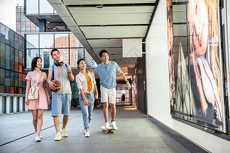 大学生下课后一起逛街背景图片