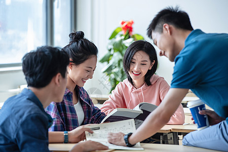 友谊乐趣同学大学生在教室内交流学习图片