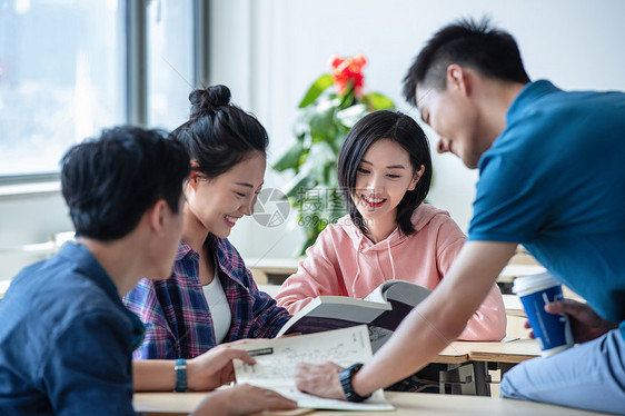 友谊乐趣同学大学生在教室内交流学习图片