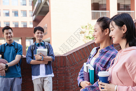 学生刚下课的大学生在校园里图片