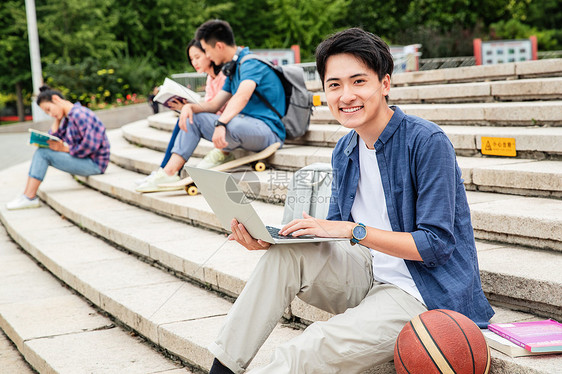 亚洲人健康生活方式同学快乐的大学生坐在台阶上学习图片