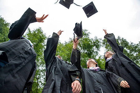 穿着学士服的大学生扔学士帽图片素材