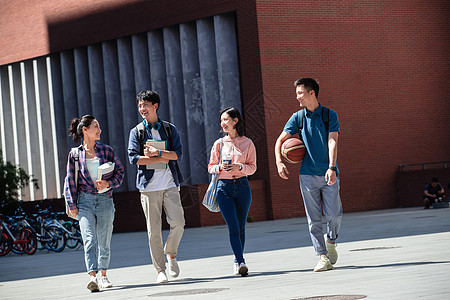 刚下课的大学生在校园里行走高清图片