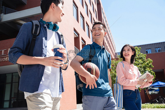 低视角表现积极休闲下课后的大学生在校园里图片