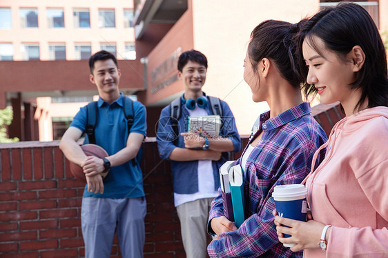 刚下课的大学生在校园里偶遇图片