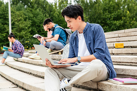 大学生坐在台阶上学习图片