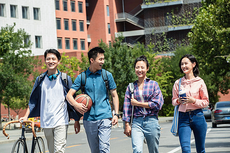白昼附带的人物休闲装快乐的大学生在校园里步行图片
