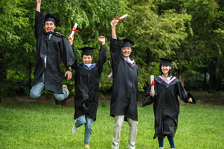 知识大学生穿着学士服庆祝毕业图片