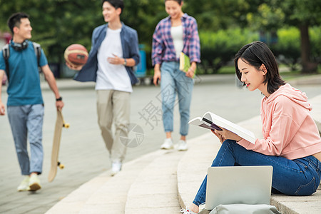 校园里的大学生图片