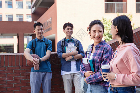 刚下课的大学生在校园里图片